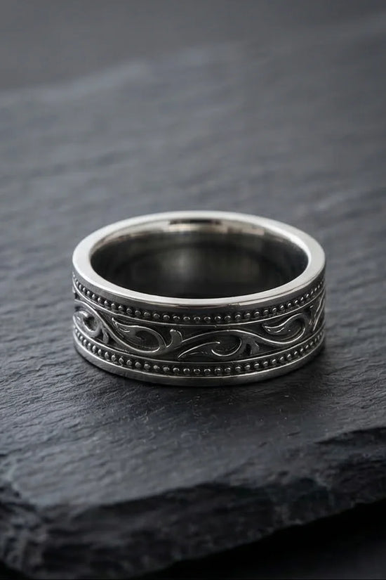 Noble Swirl: Detailed Vintage Statement Ring