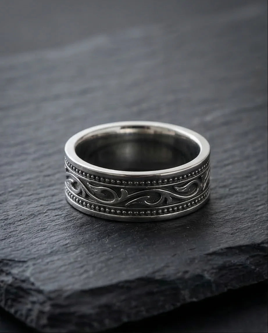 Noble Swirl: Detailed Vintage Statement Ring