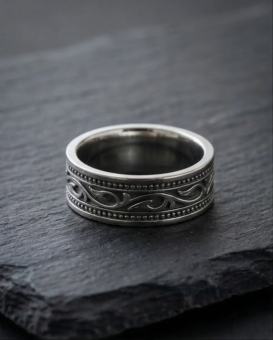 Noble Swirl: Detailed Vintage Statement Ring