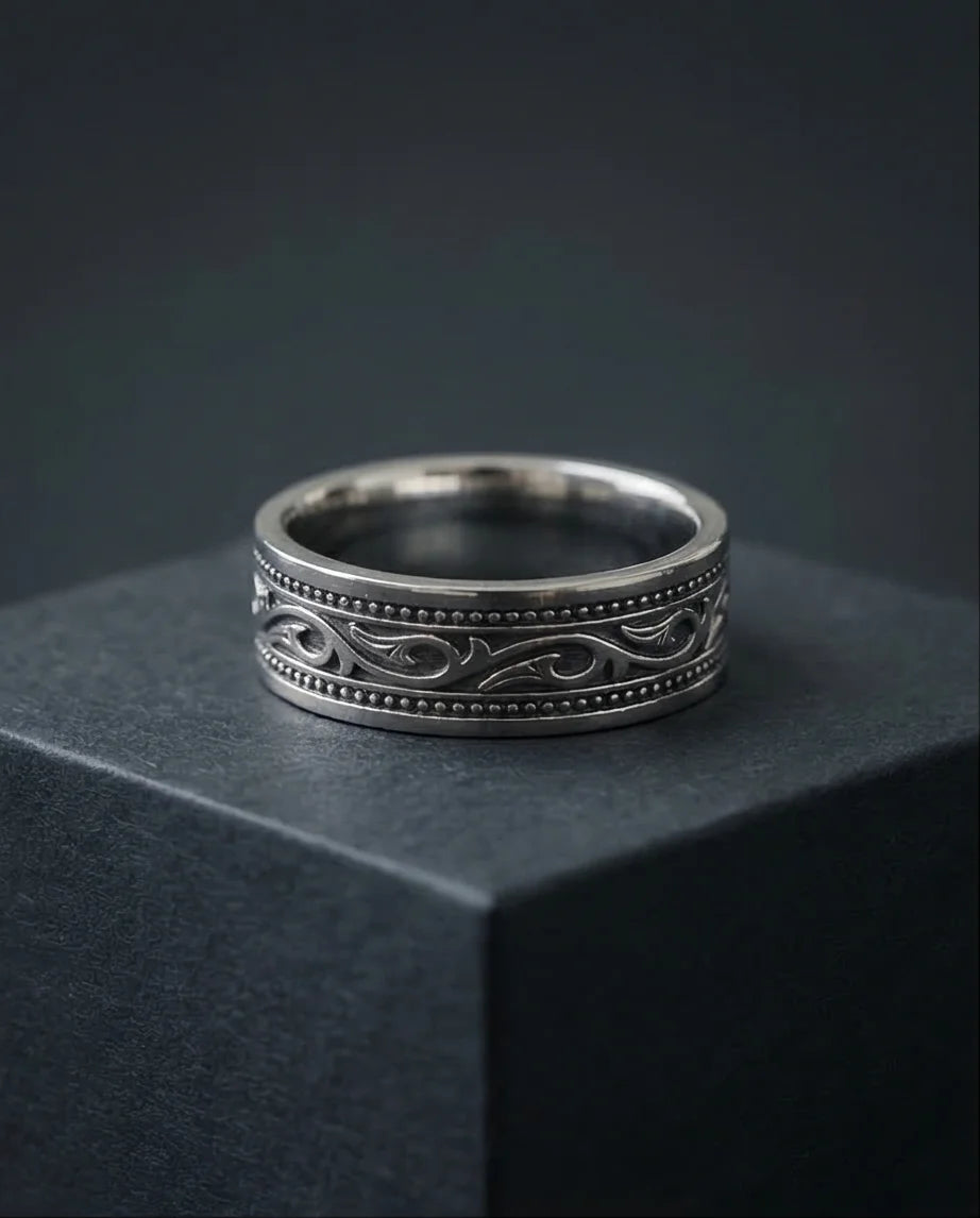 Noble Swirl: Detailed Vintage Statement Ring