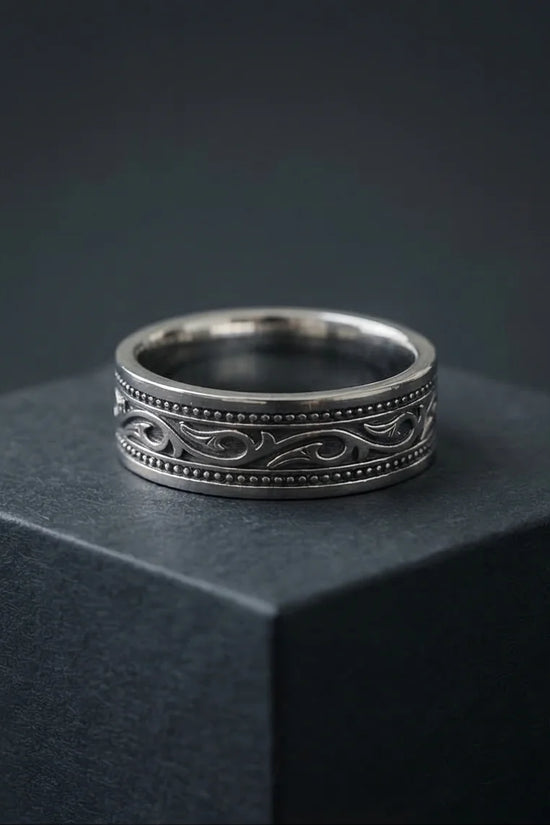 Noble Swirl: Detailed Vintage Statement Ring