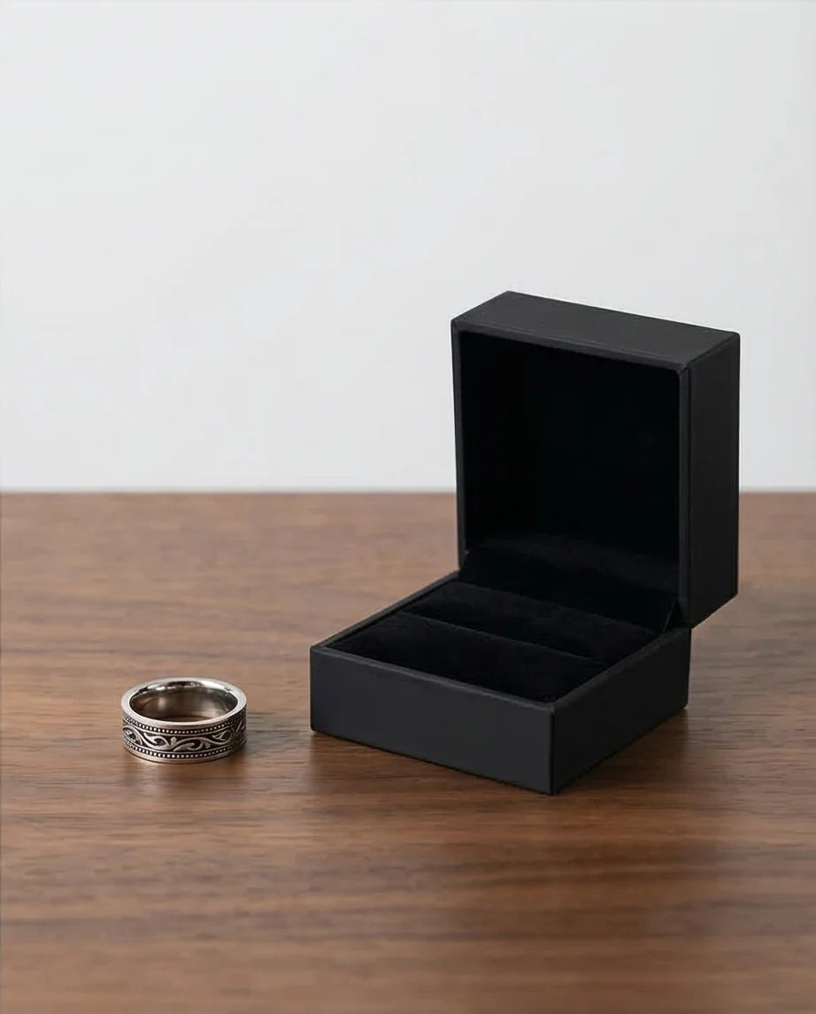 Noble Swirl: Detailed Vintage Statement Ring