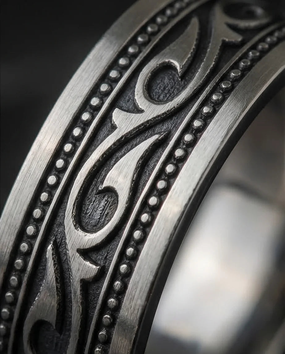 Noble Swirl: Detailed Vintage Statement Ring