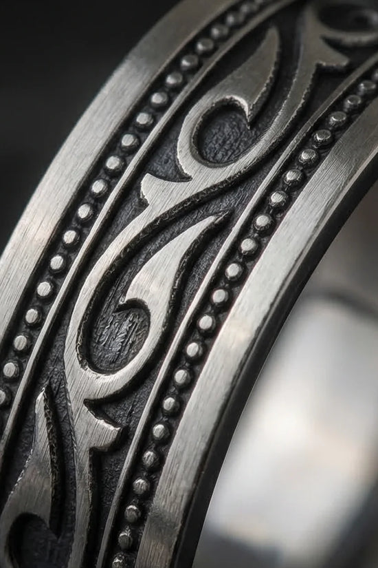 Noble Swirl: Detailed Vintage Statement Ring