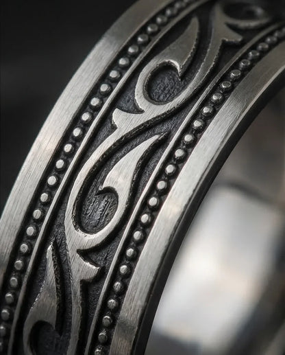 Noble Swirl: Detailed Vintage Statement Ring
