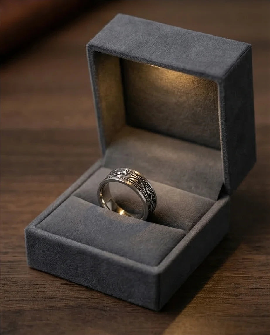 Noble Swirl: Detailed Vintage Statement Ring