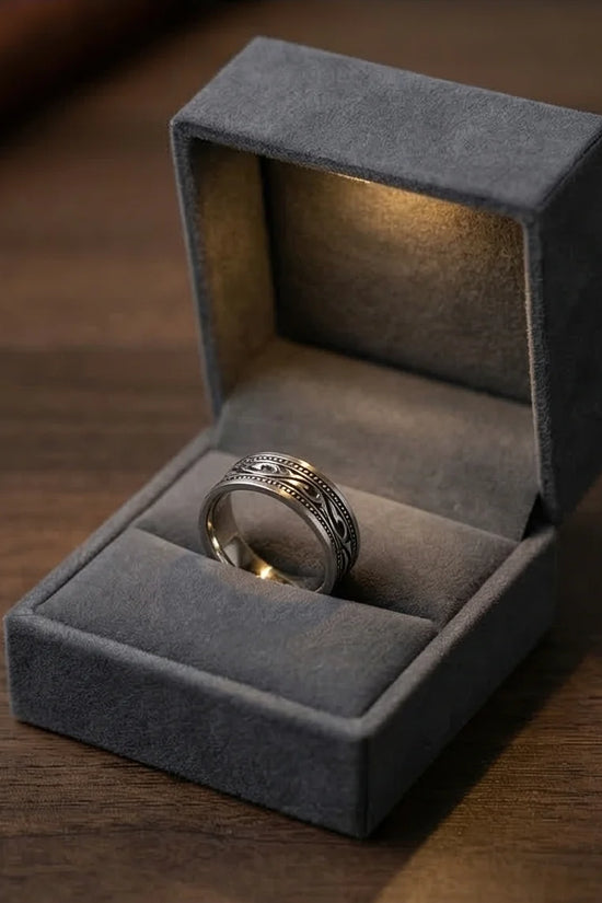 Noble Swirl: Detailed Vintage Statement Ring