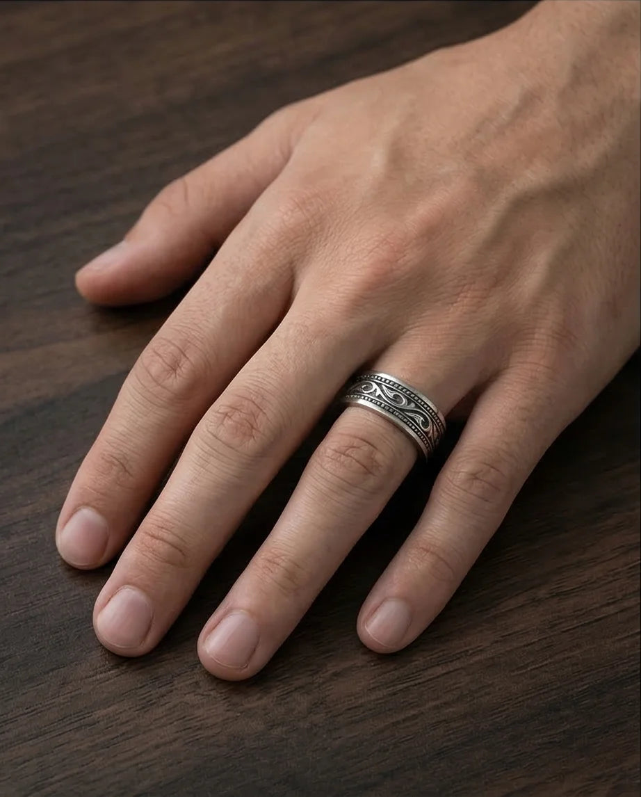 Noble Swirl: Detailed Vintage Statement Ring