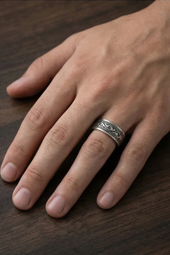 Noble Swirl: Detailed Vintage Statement Ring