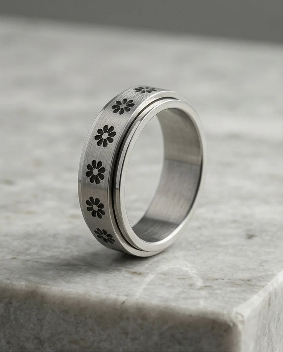 The Blooming Serenity: Daisy Spinner Ring
