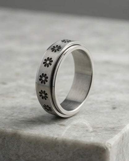 The Blooming Serenity: Daisy Spinner Ring