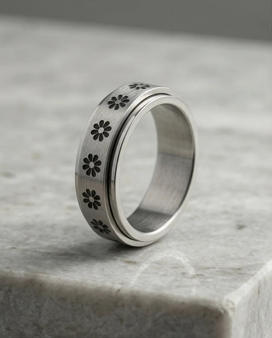 The Blooming Serenity: Daisy Spinner Ring