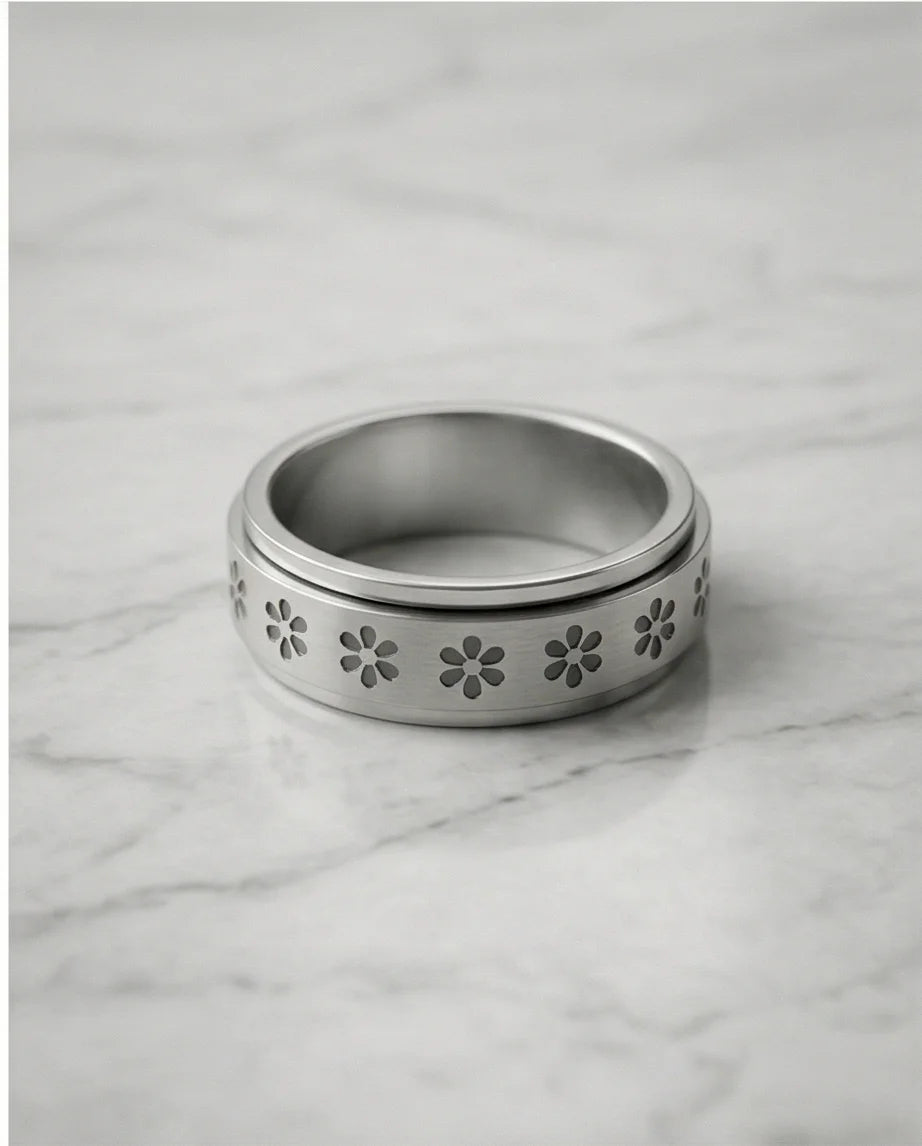 The Blooming Serenity: Daisy Spinner Ring