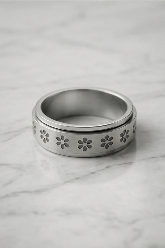 The Blooming Serenity: Daisy Spinner Ring