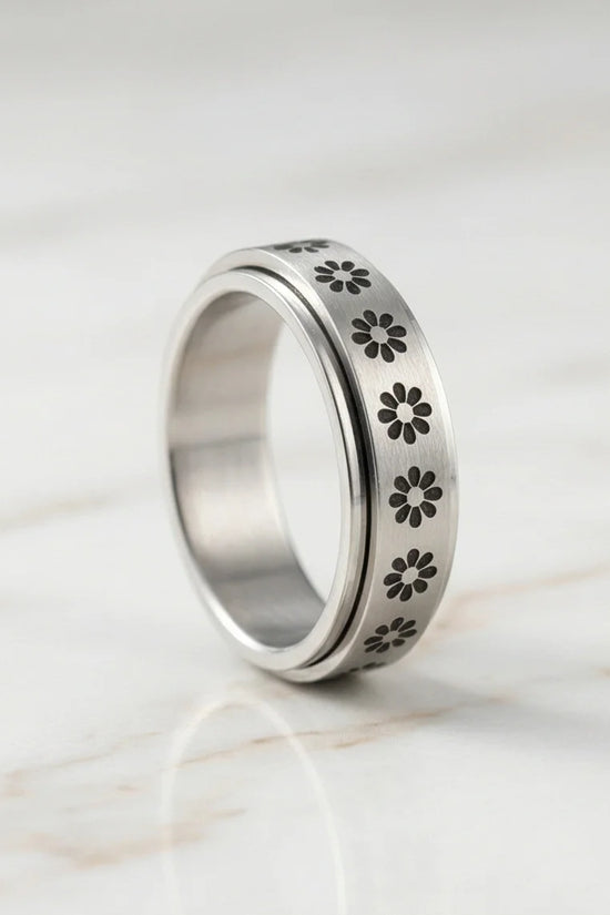 The Blooming Serenity: Daisy Spinner Ring