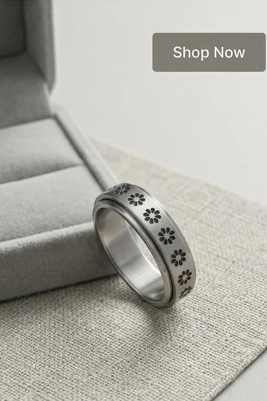 The Blooming Serenity: Daisy Spinner Ring