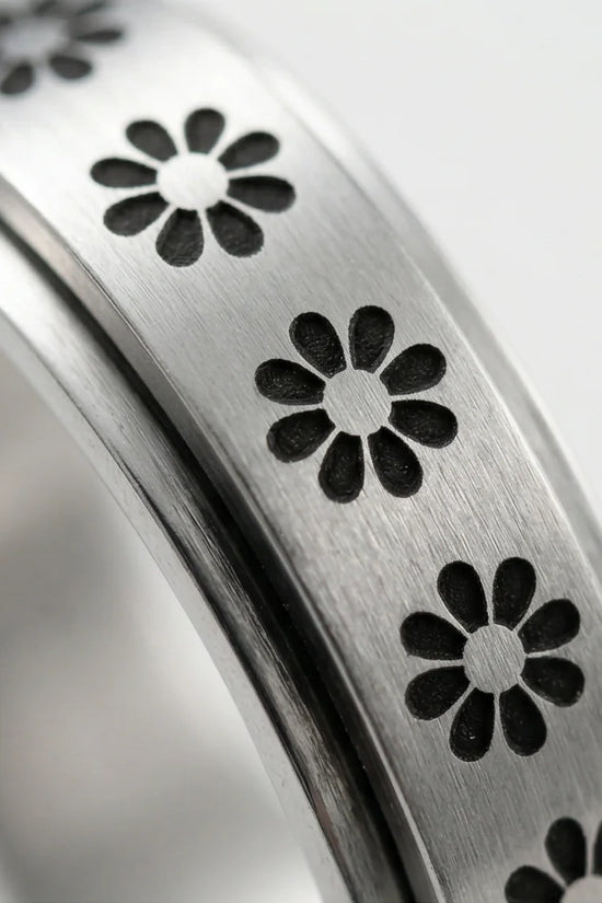The Blooming Serenity: Daisy Spinner Ring