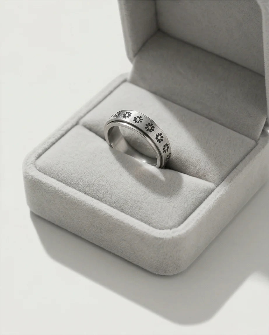 The Blooming Serenity: Daisy Spinner Ring