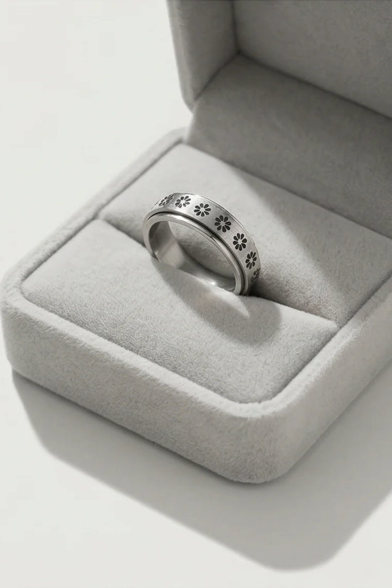 The Blooming Serenity: Daisy Spinner Ring