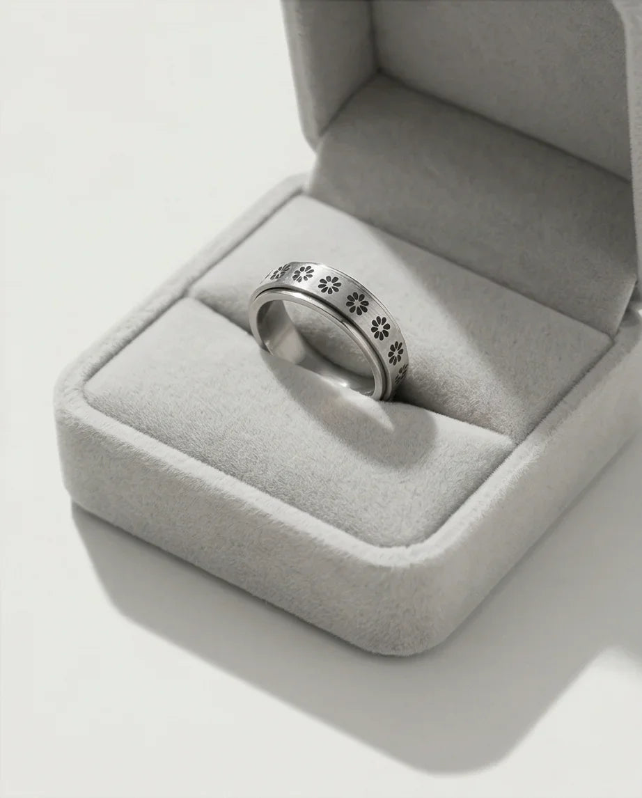 The Blooming Serenity: Daisy Spinner Ring