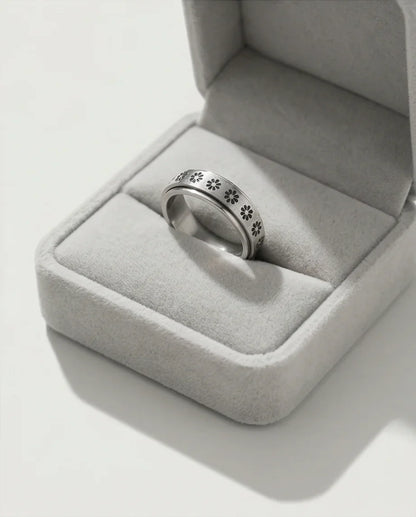 The Blooming Serenity: Daisy Spinner Ring
