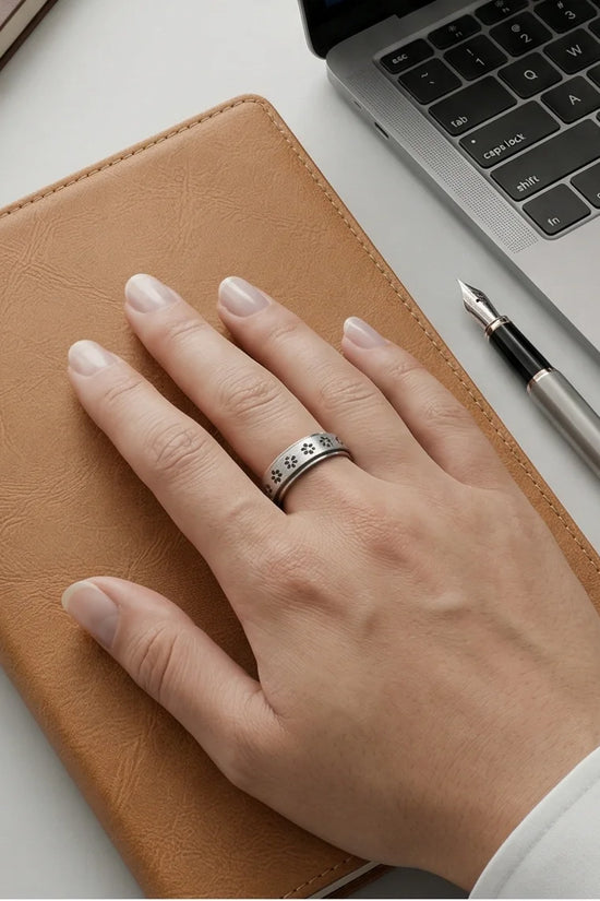 The Blooming Serenity: Daisy Spinner Ring