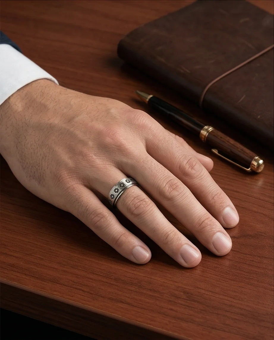 The Blooming Serenity: Daisy Spinner Ring