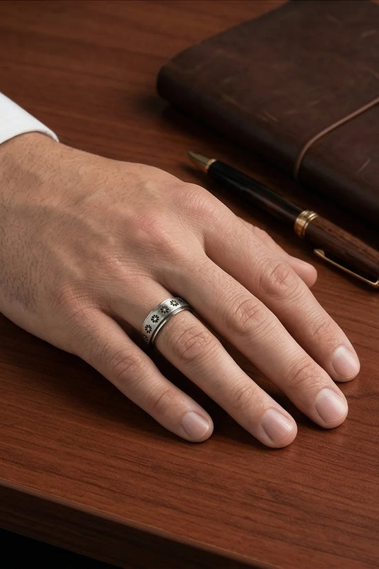 The Blooming Serenity: Daisy Spinner Ring