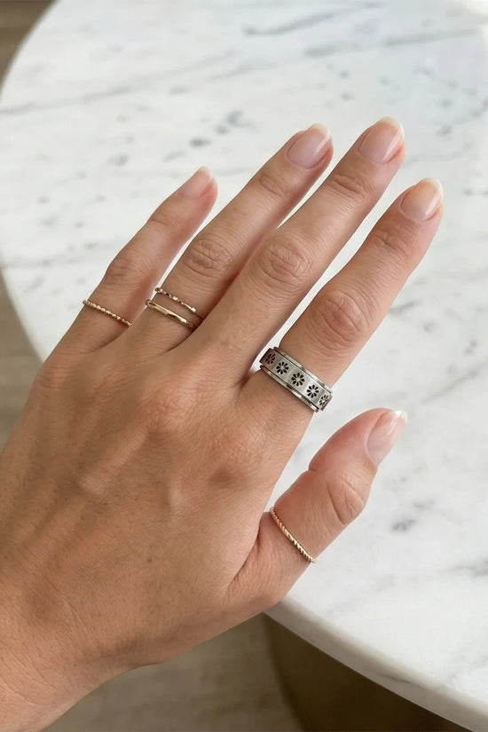 The Blooming Serenity: Daisy Spinner Ring