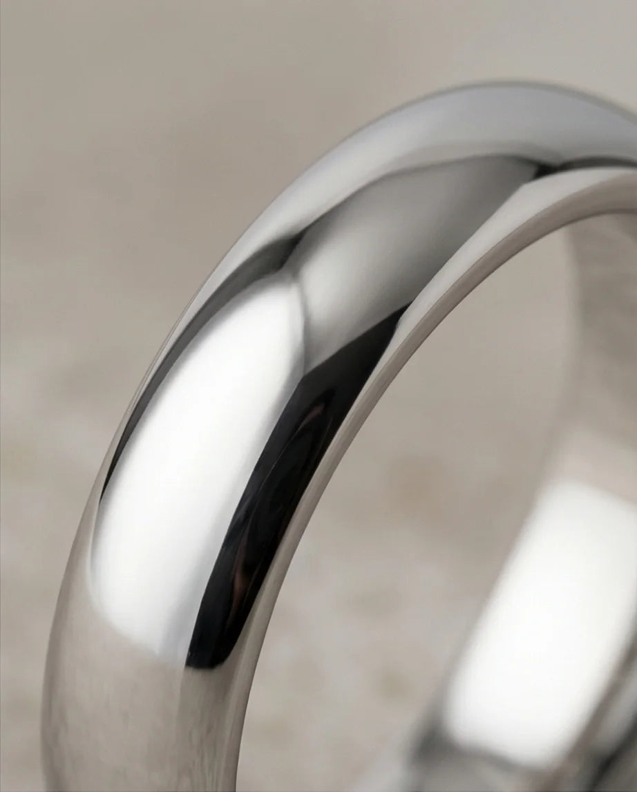 Eternal Horizon: Sleek Silver Comfort-Fit Band