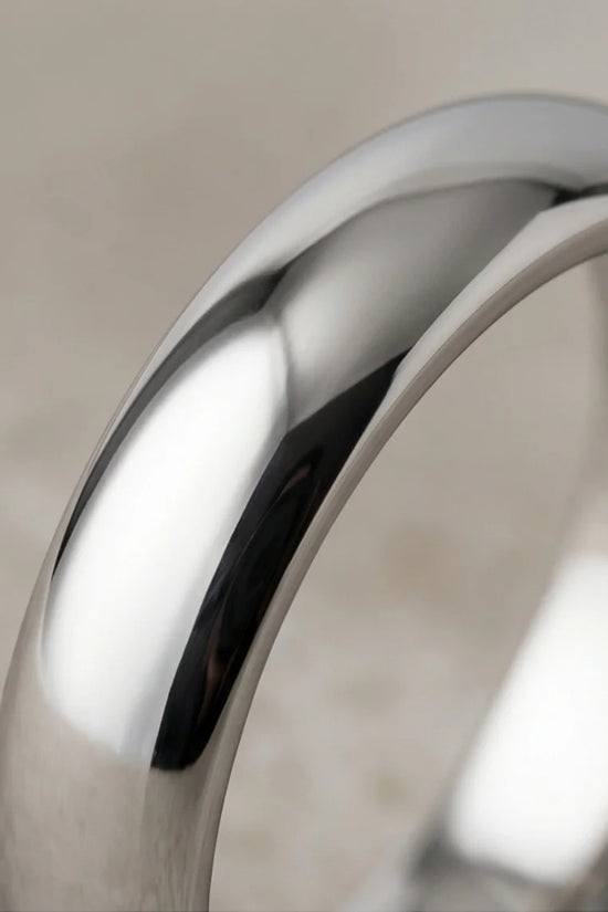 Eternal Horizon: Sleek Silver Comfort-Fit Band
