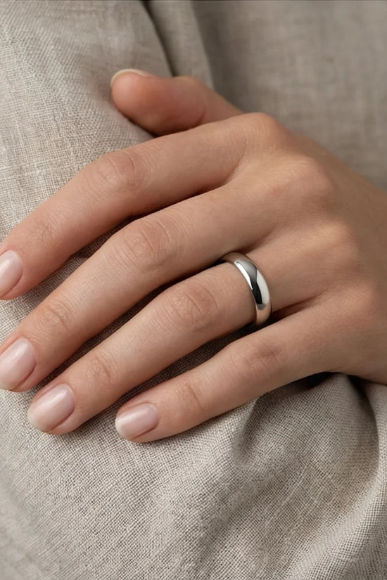 Eternal Horizon: Sleek Silver Comfort-Fit Band