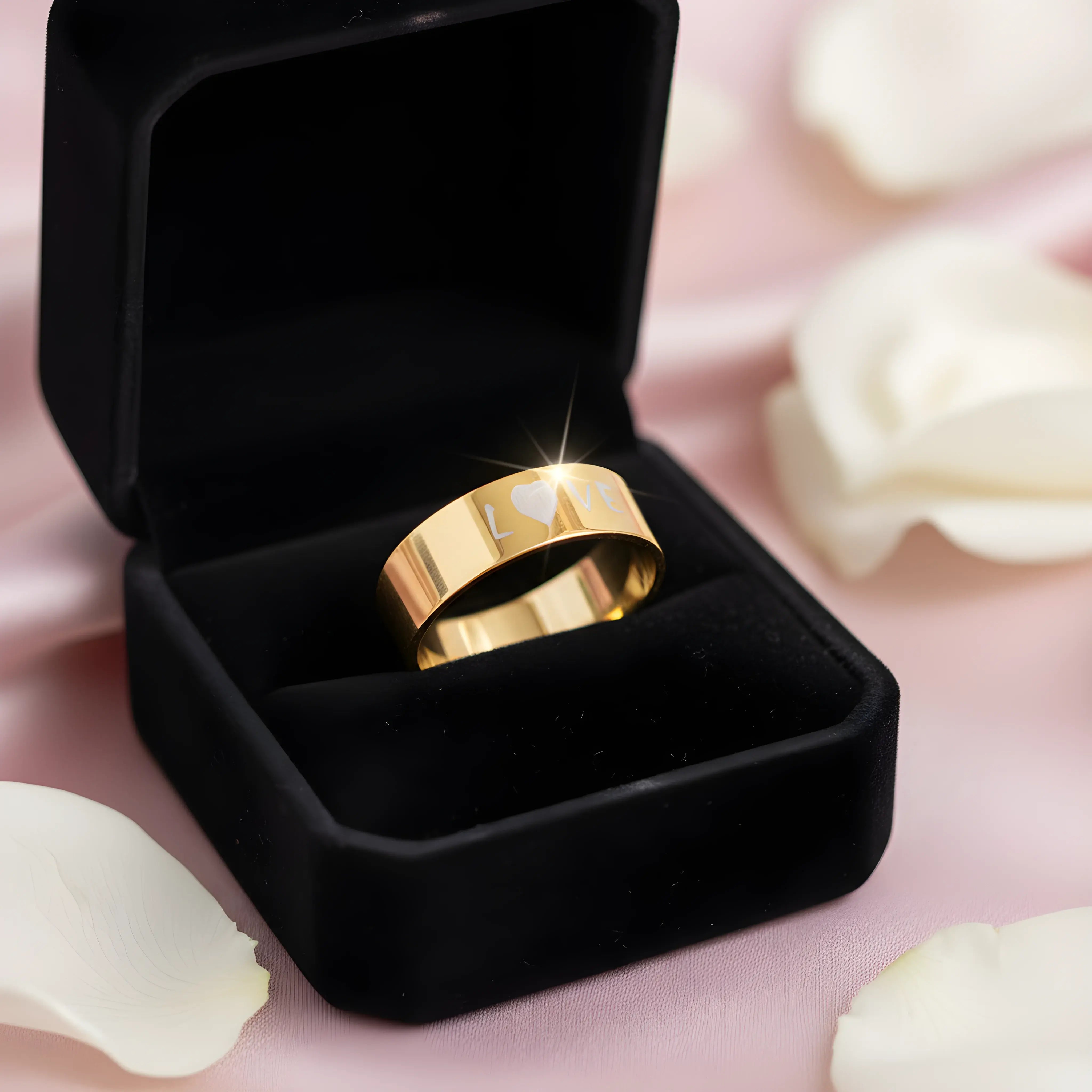 Gold Love Engraved Ring 6,6cm