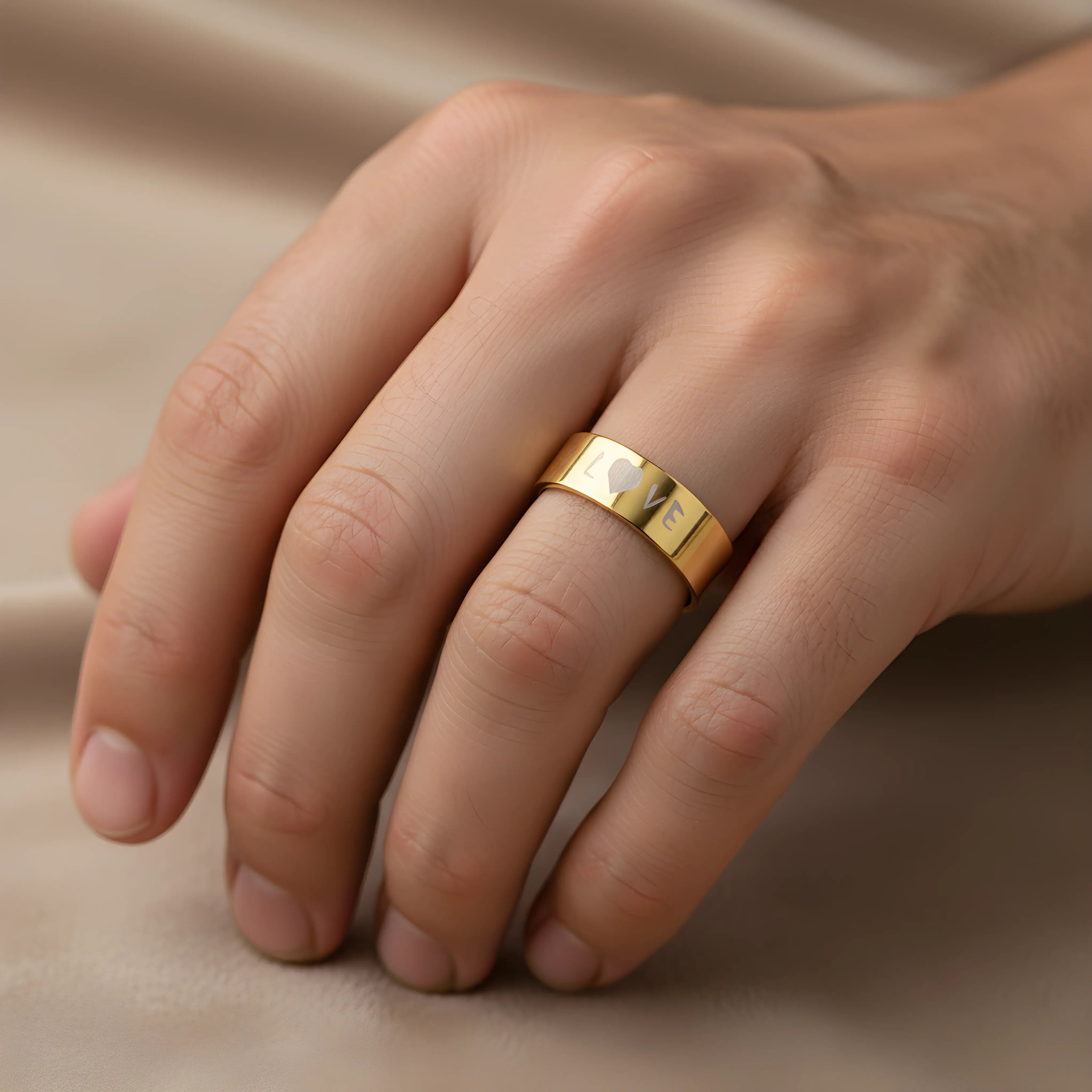 Gold Love Engraved Ring 6,6cm