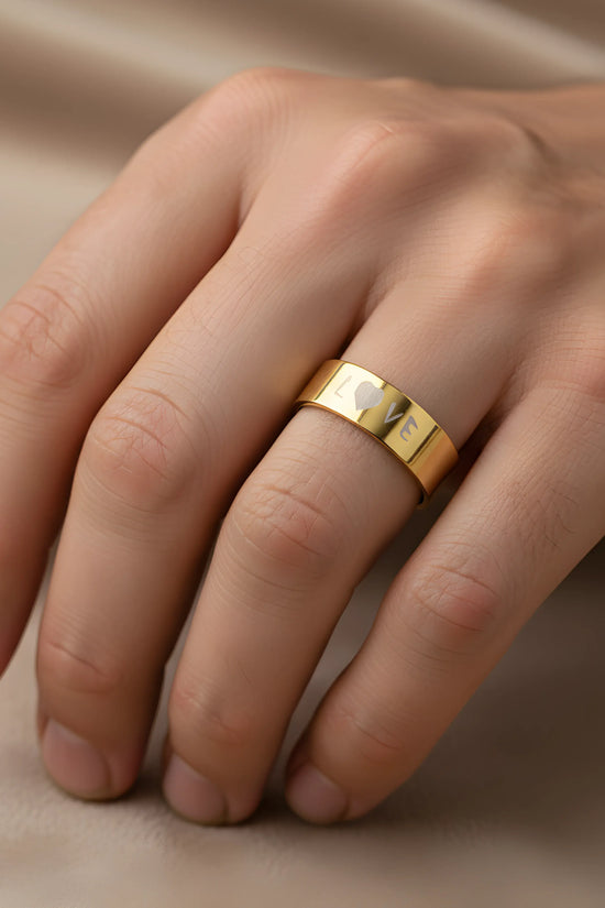 Gold Love Engraved Ring 6,6cm