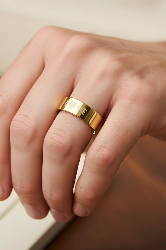 Gold Love Engraved Ring 6,6cm