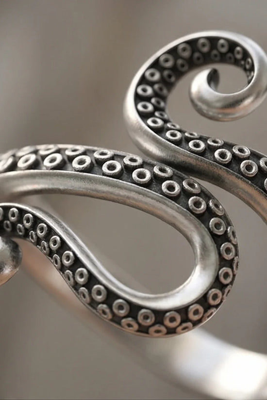Kraken’s Embrace: Detailed Octopus Tentacle Ring