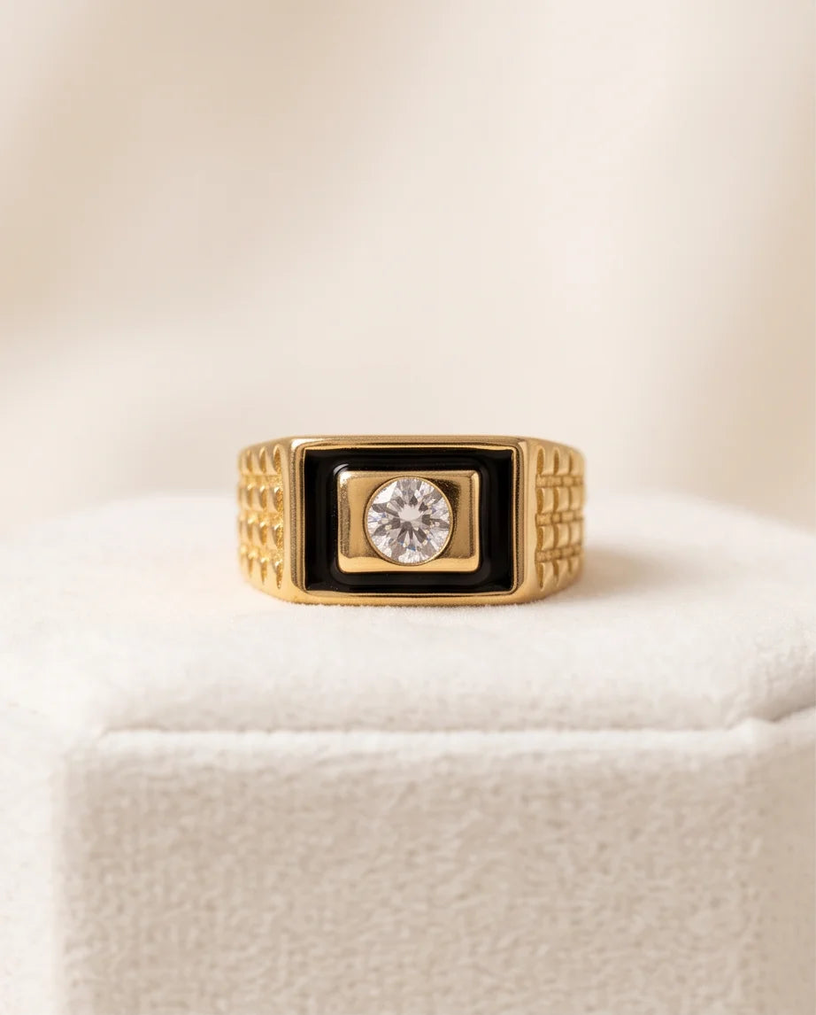 Centered Clear Gemstone Onyx Frame Lattice Gold Ring