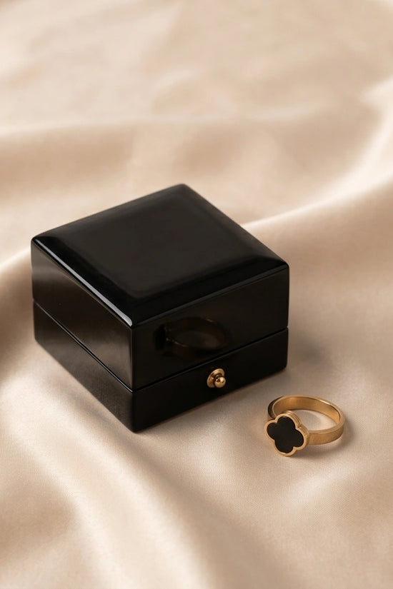 Golden Onyx Clover Minimalist Ring
