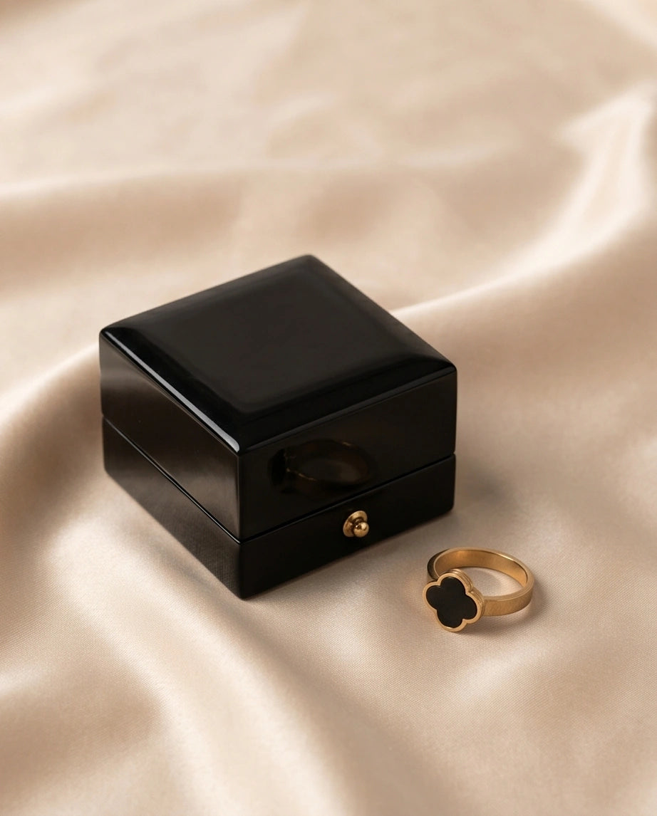 Golden Onyx Clover Minimalist Ring