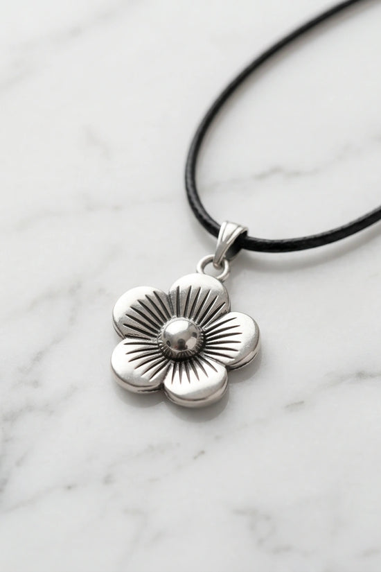 Silver Retro Flower Pendant Necklace