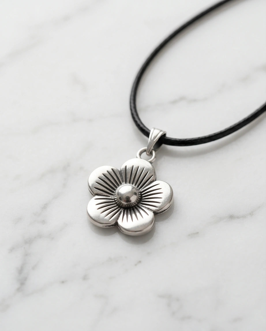Silver Retro Flower Pendant Necklace