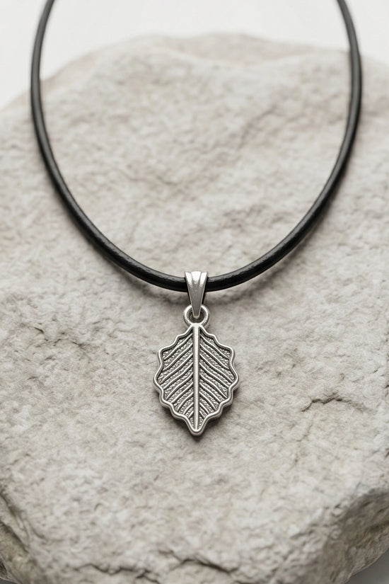 Silver Retro Wavy Leaf Necklace