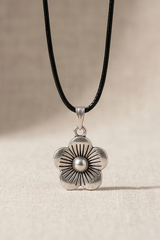 Silver Retro Flower Pendant Necklace