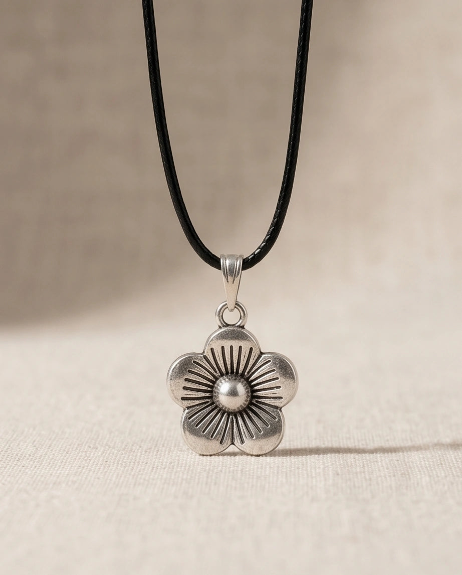 Silver Retro Flower Pendant Necklace