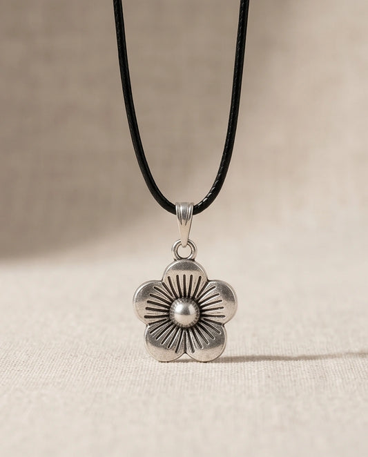 Silver Retro Flower Pendant Necklace