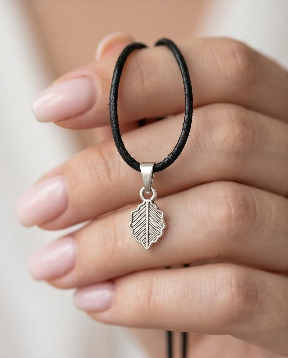 Silver Retro Wavy Leaf Necklace