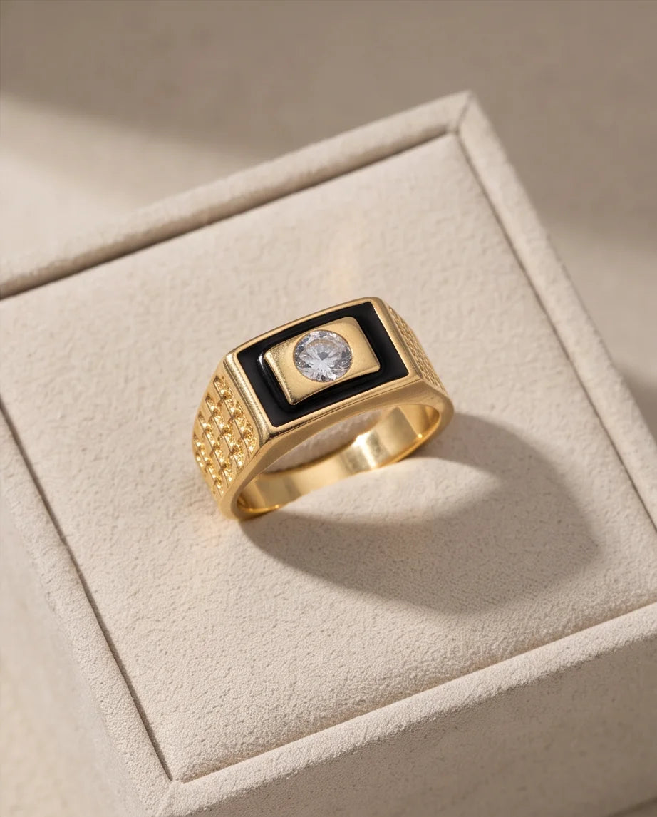 Centered Clear Gemstone Onyx Frame Lattice Gold Ring