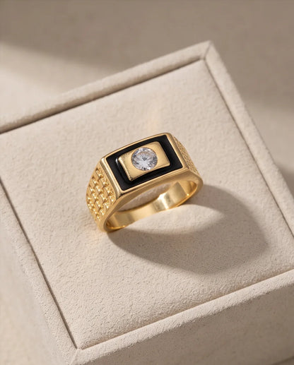 Centered Clear Gemstone Onyx Frame Lattice Gold Ring