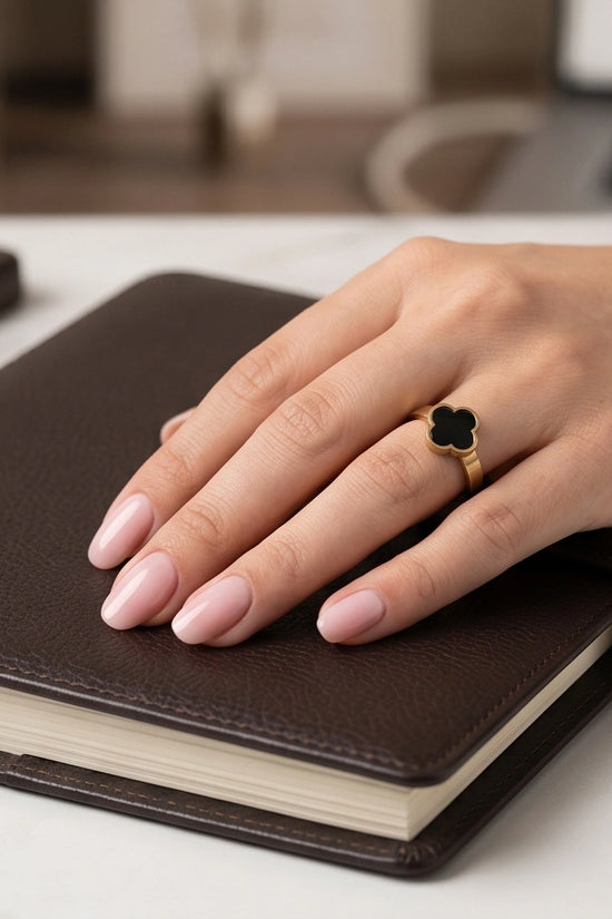 Golden Onyx Clover Minimalist Ring